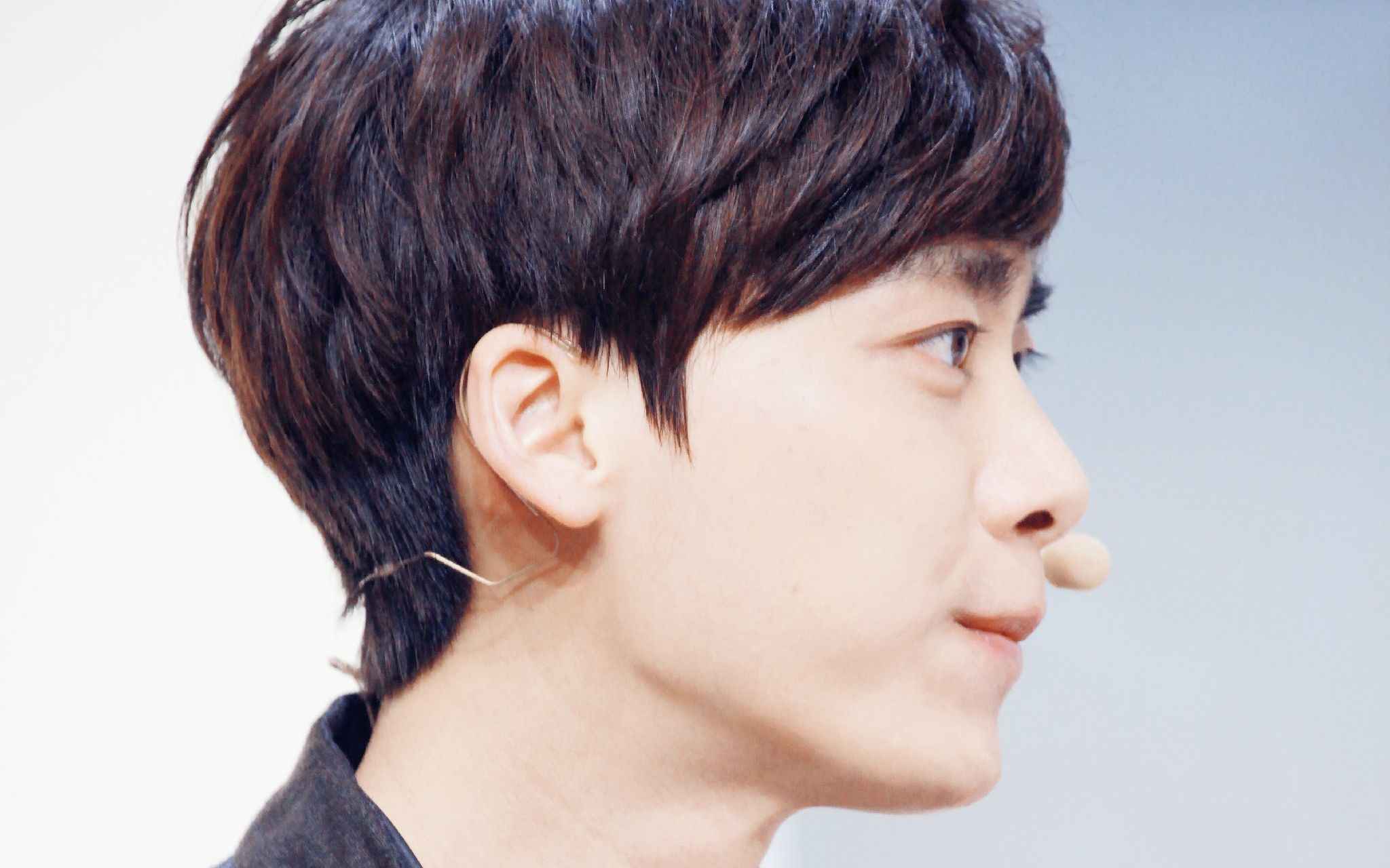 李易峰获得年度最佳新人男演员奖,一头短发十分青涩