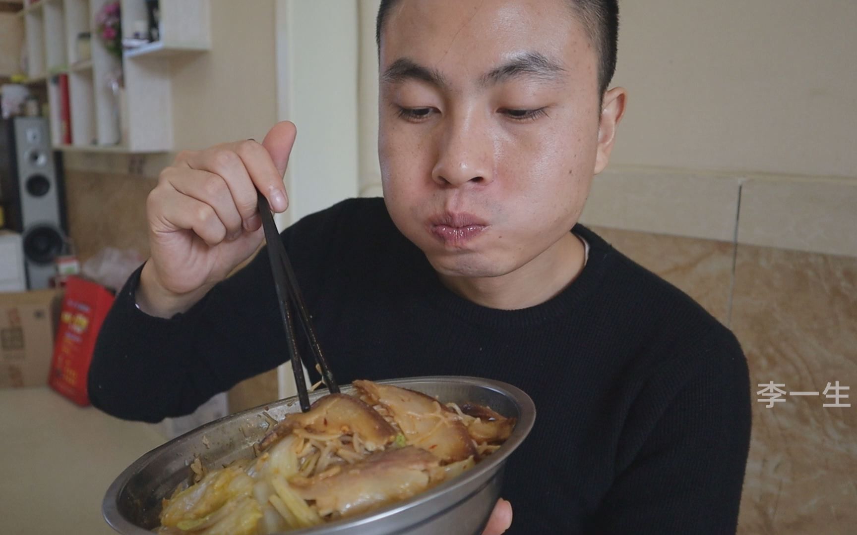 腊肉白菜炖粉条,李涛娃整了一盆米饭拌着,大口吃着过瘾