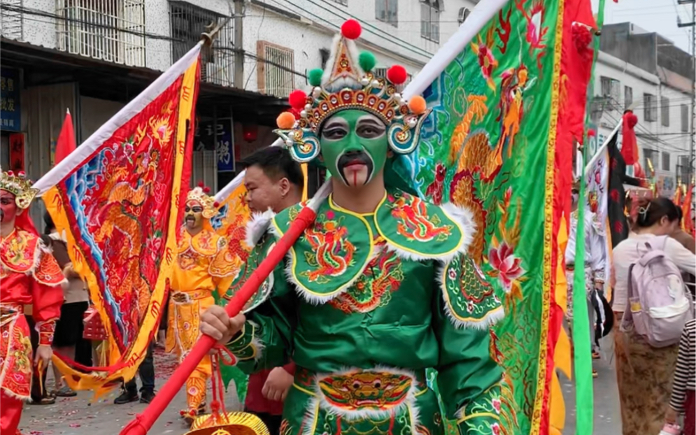 [图]“五方旗”（五行旗）又称五丰旗、五峰旗，是潮汕游神赛会必不可少的队伍，属武标旗，按五行区分