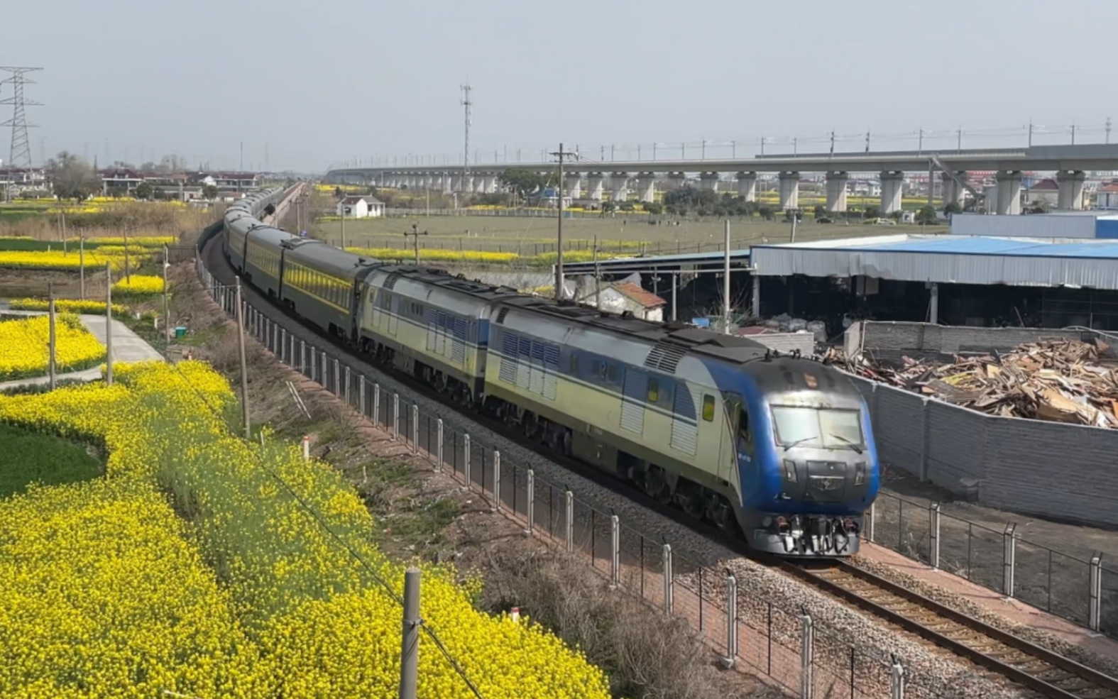 客车z155通过海安西北联络线～哈泰特快停运后总感觉新长线空旷了许多