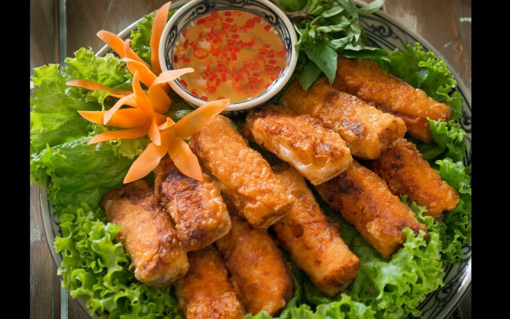 越南风味美味丰盛滋养和简单越南春卷越南香脆的春卷做法美食圈