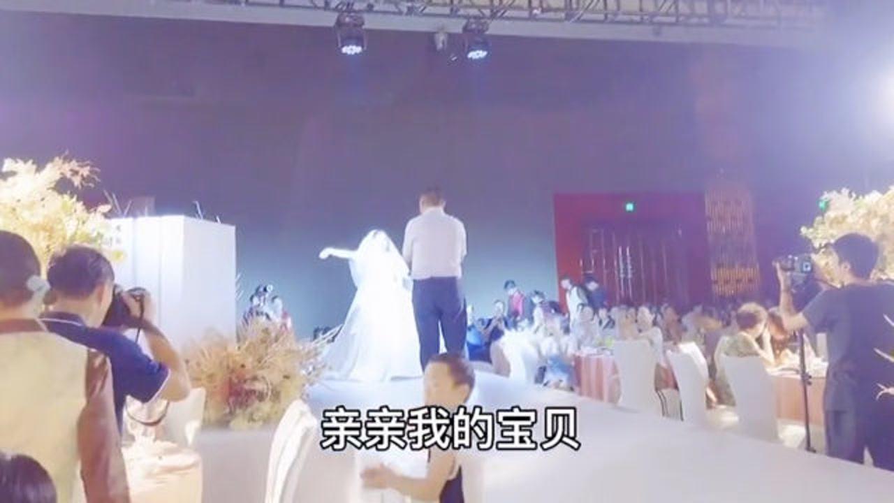 [图]婚礼上爸爸为出嫁女儿唱歌 最后一番哽咽发言看哭来宾