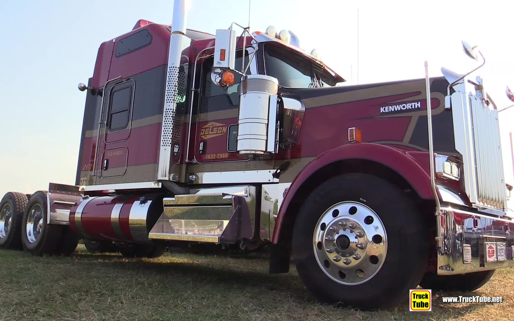 【卡车鉴赏】运输德尔森的 kenworth w900 卧铺卡车 - 步行外部之旅