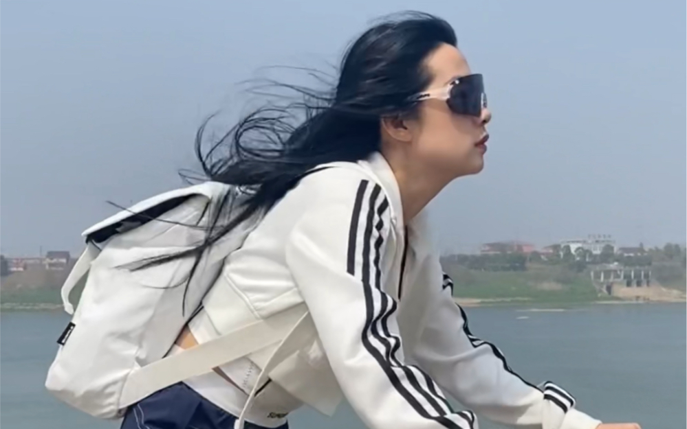 我喜欢我飞舞的头发,眺望的眼光