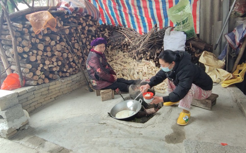 [图]肢残阿花阳了的第2天，没胃口煮了点稀饭，截瘫妈妈过来了