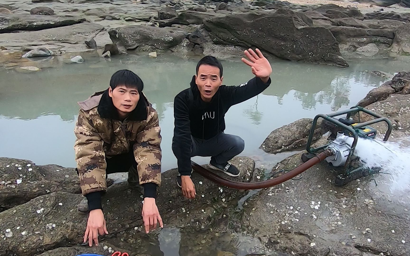 小囿和堂哥赶海盘水坑,还没抽干就抓到这么多,要是抽干了还得了