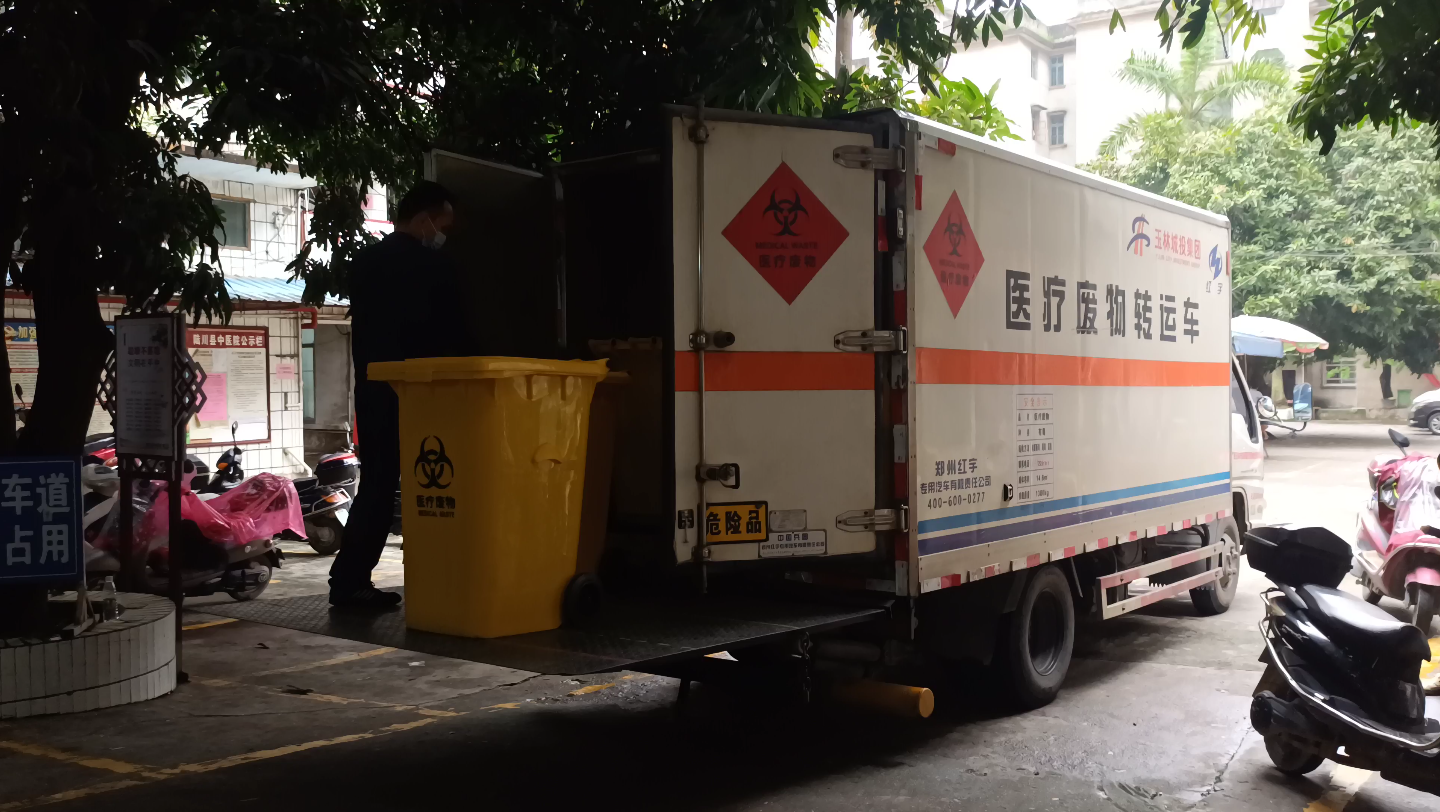 活动  医疗废物转运车装运过程