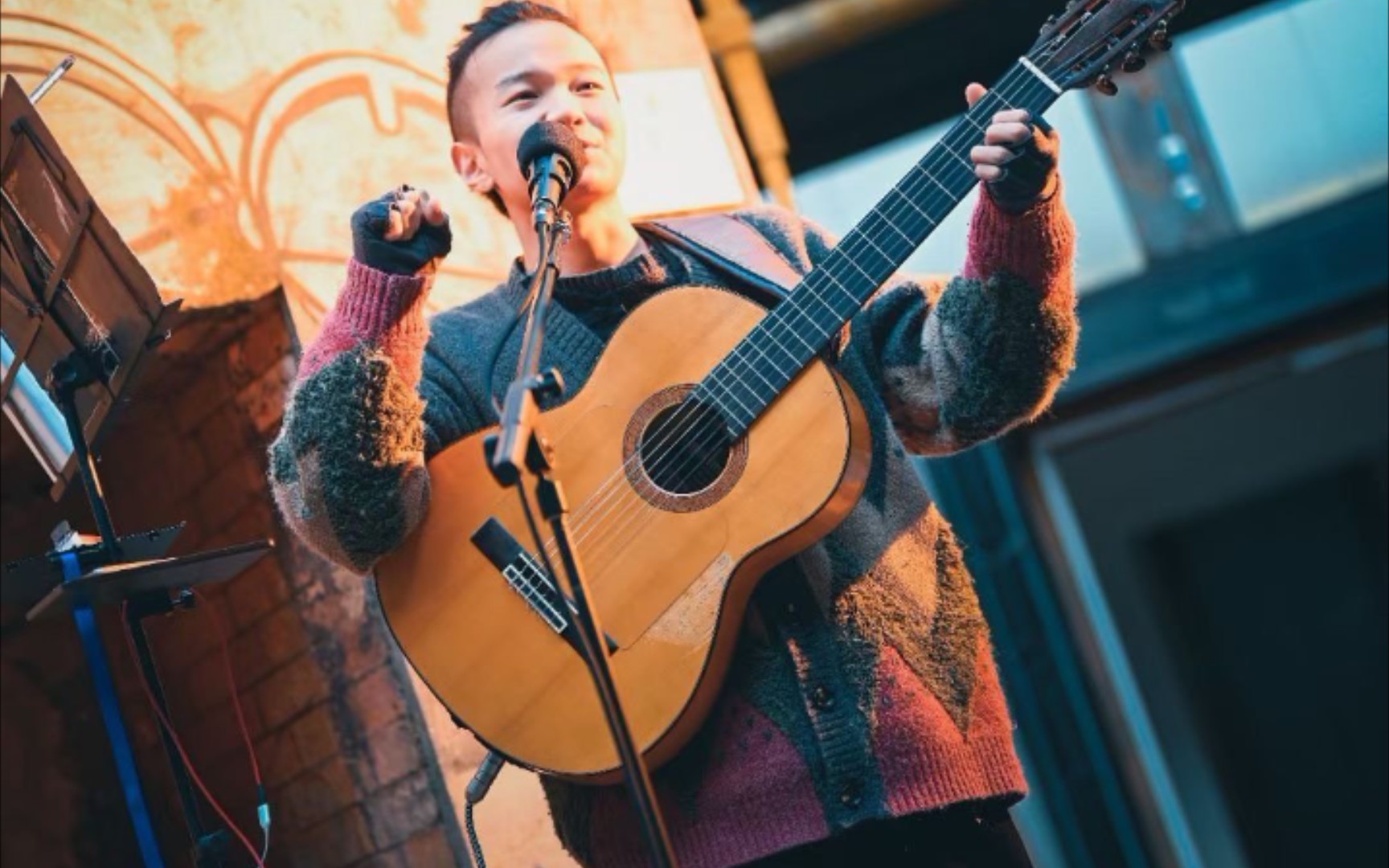 街头艺人小高早期弹唱 突如其来的爱情