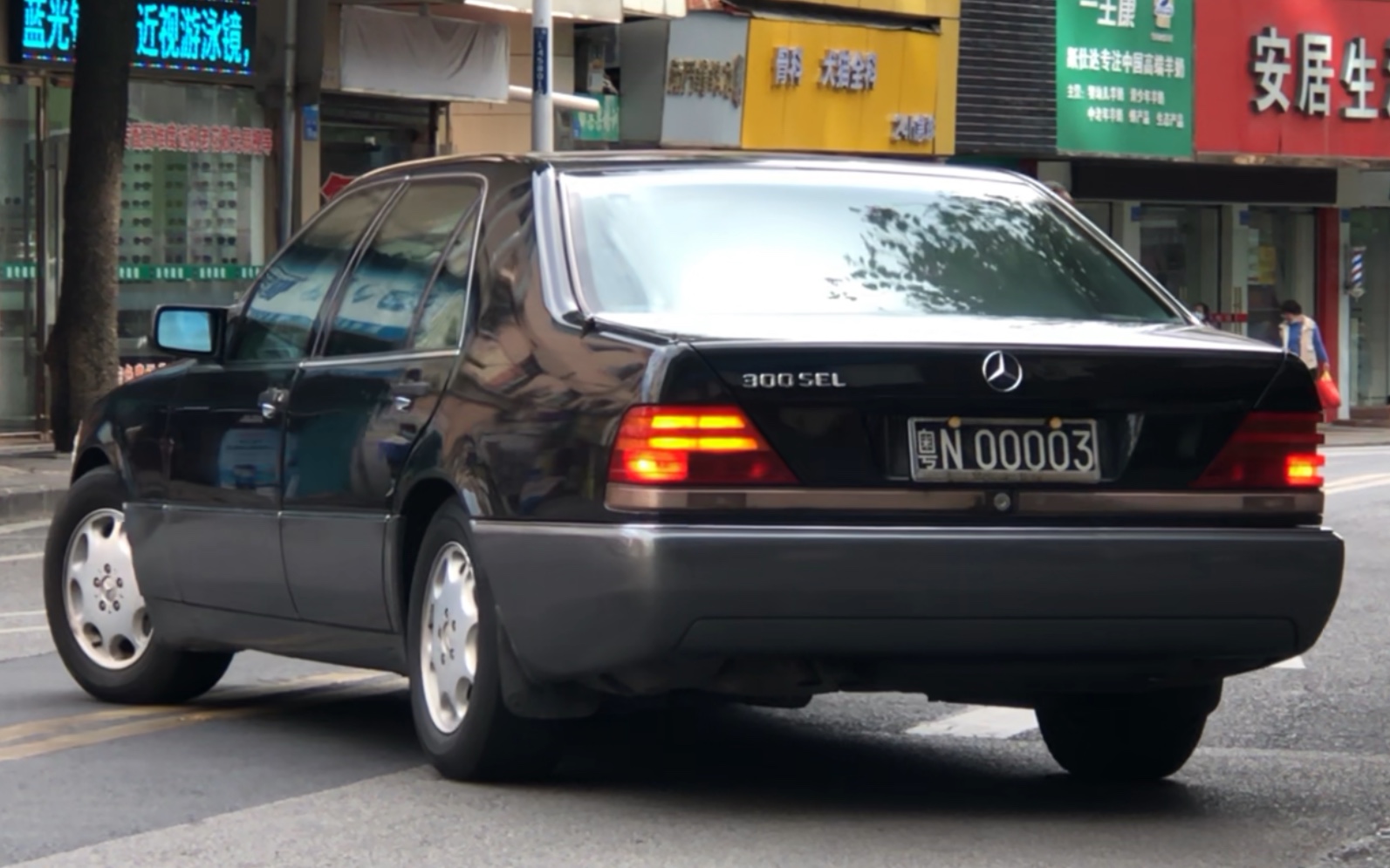 粤n00003黑牌虎头奔w140