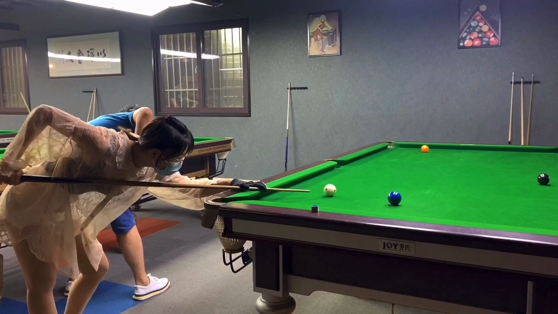 小胖约美女打台球全程被虐一身透视装太影响正常发挥了