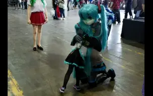 Video herunterladen: 【Yuri搬运】漫展上小初音遇到大初音，kigurumi，cosplay