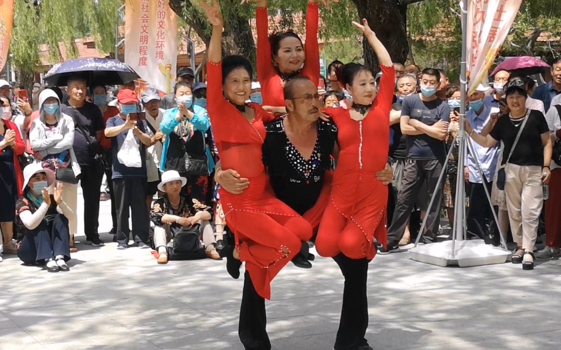 周末沈阳公园,网红大爷挂仨大妈共舞,人生赢家不过如此