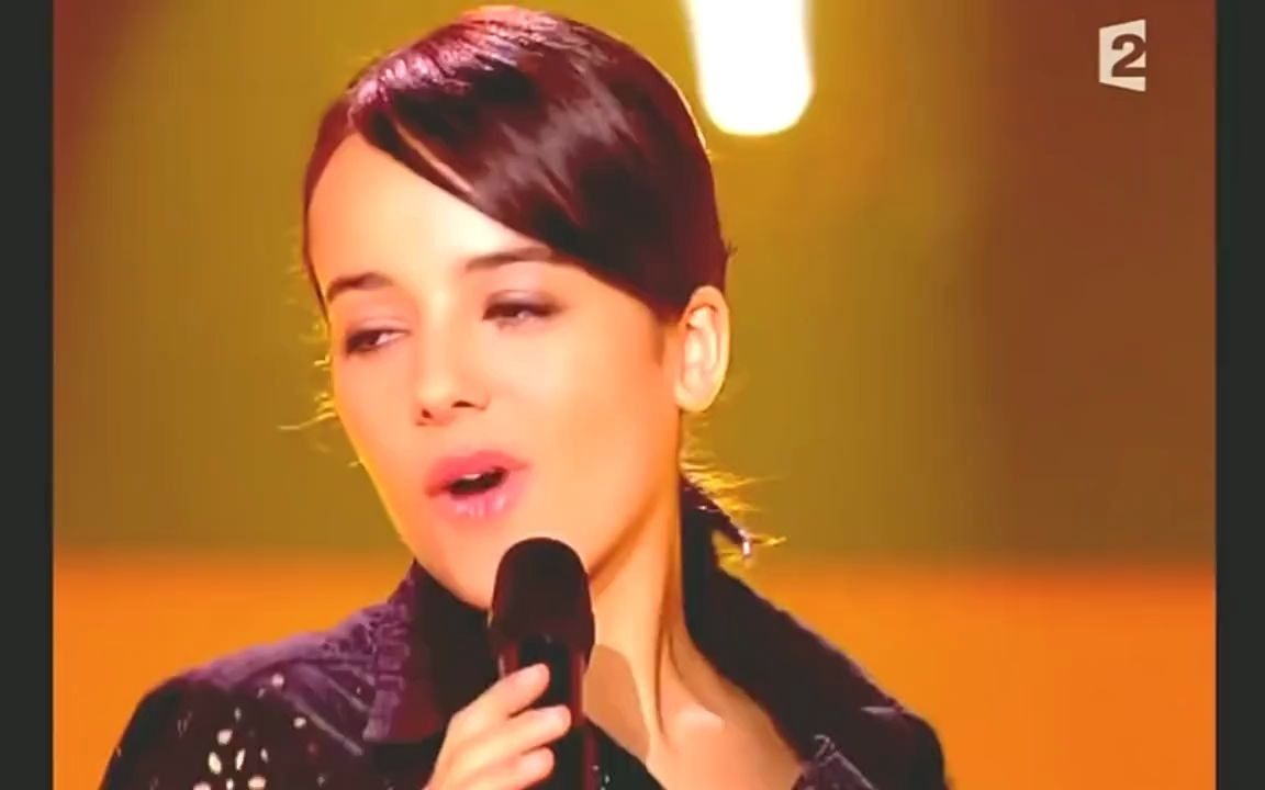 [图]Alizee (艾莉婕) 经典歌曲《La Isla Bonita》TV现场版Isla Bonita