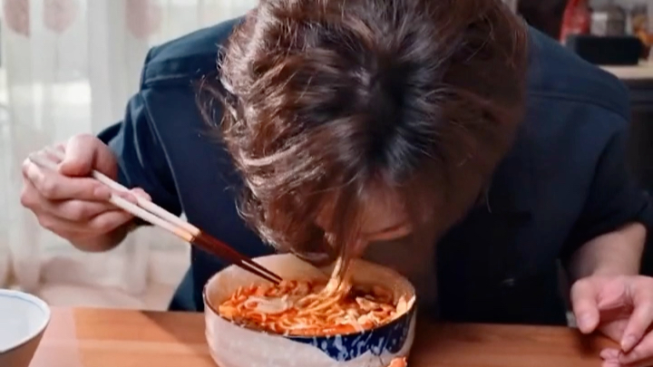 【湖南卫视中餐厅】尹正吃螺蛳粉吃到分不清是泪还是汗