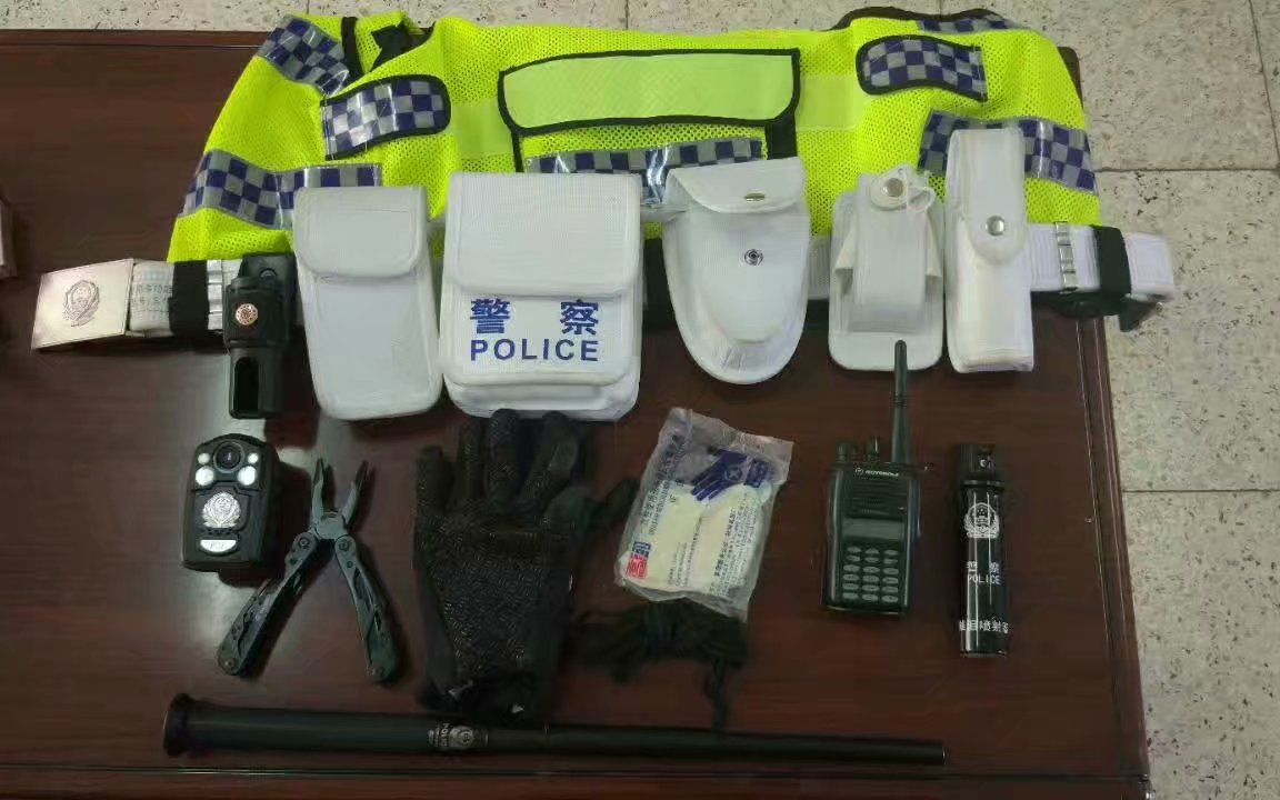 老辅警的百宝箱,一根腰带里究竟藏了多少大宝贝?