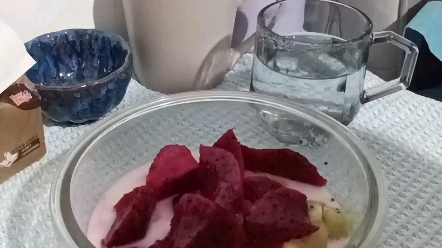 水果搭配哪种最好吃,我还是最爱猕猴桃和火龙果,再加一点酸奶,但今天
