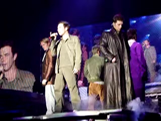 [图]【WESTLIFE】【你没见过的出场方式】Fool Again The Greatest Hits Tour 2003 德国站片段