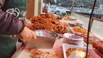 Descargar video: 卤肉店老板给顾客说了三句话，让营业额从5000降到1000！