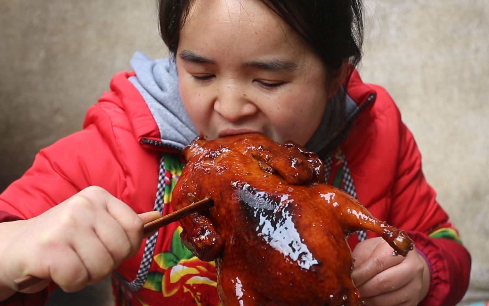 苗大姐整只鸭烧来吃,颜色红亮,大口吃肉大口喝酒,太爽了_哔哩哔哩 (゜
