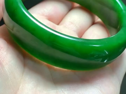 和田玉碧玉老料阳绿菠菜绿轮胎手镯58口径,油性十足,一点点天然白花