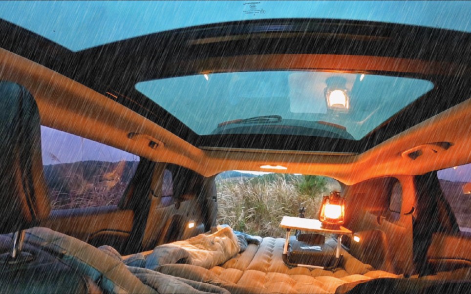 小伙独自在野外露营,躺在车里听着雨声太惬意晚上吃烤肉听雨入睡