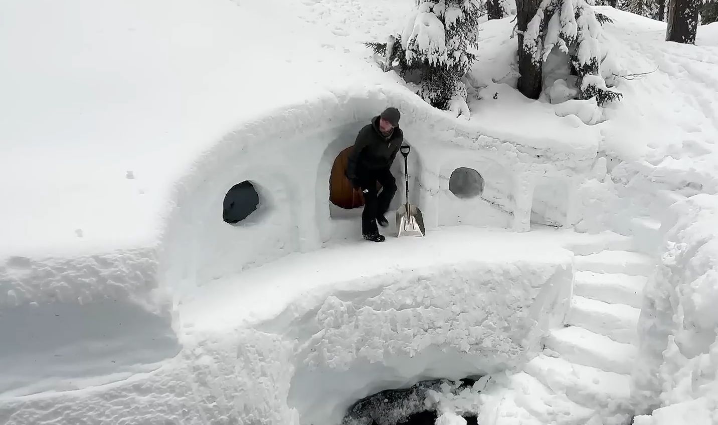 [图]在寒冷的森林中利用厚重的积雪打造生存庇护所