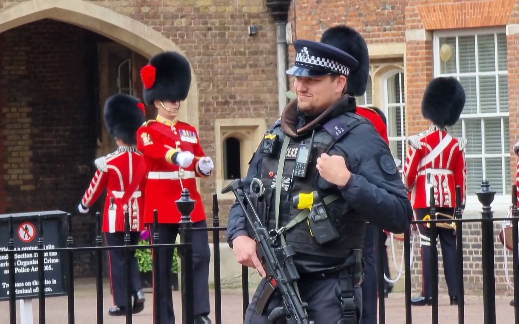 从圣詹姆斯宫到白金汉宫的冷溪卫队 2022年4月22日