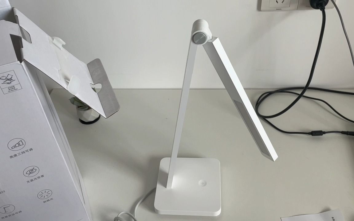 米家台灯开箱体验,三档亮度调节功能