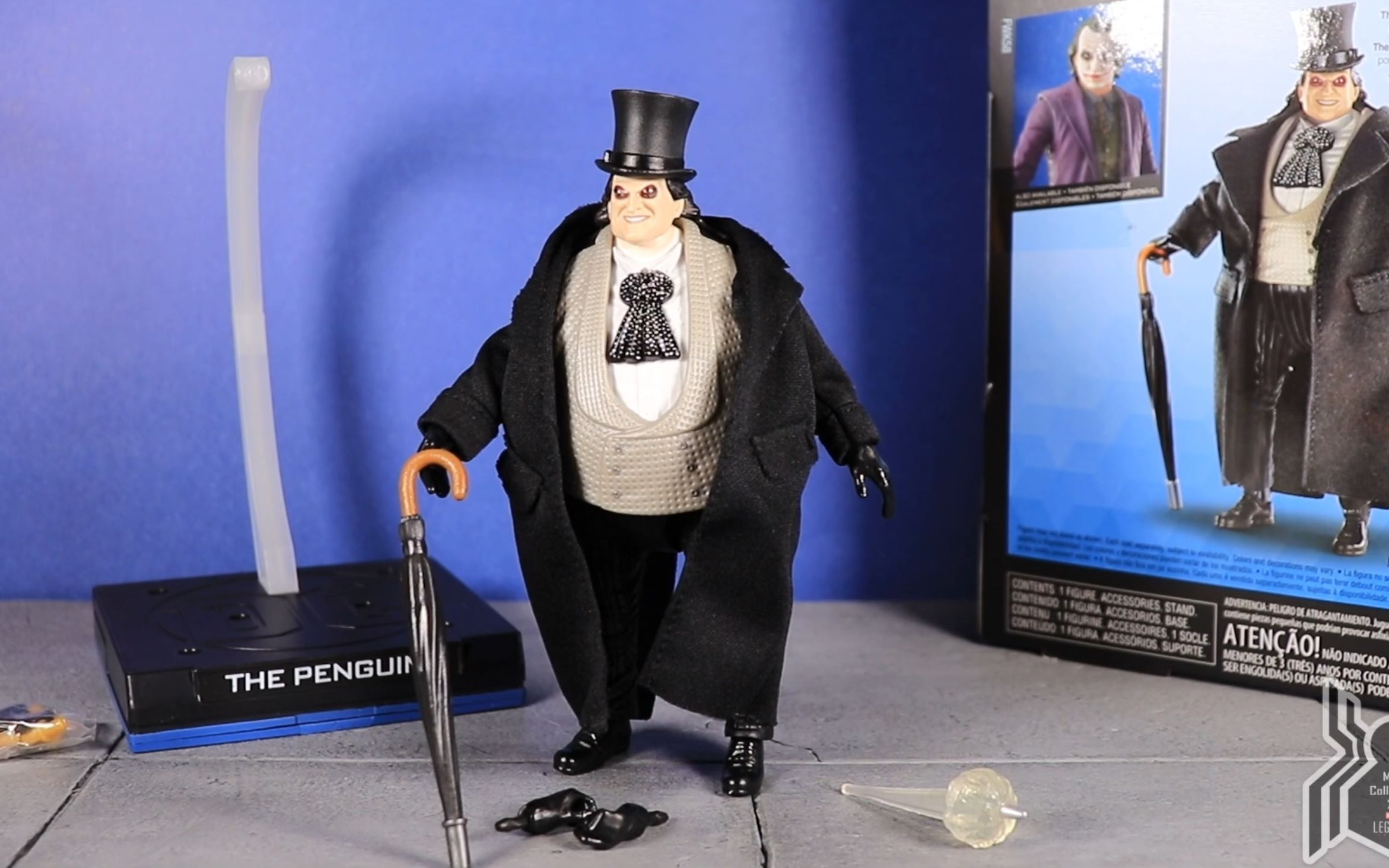 企鹅人dcmultiversethepenguindannydevitobatmanreturnssignature