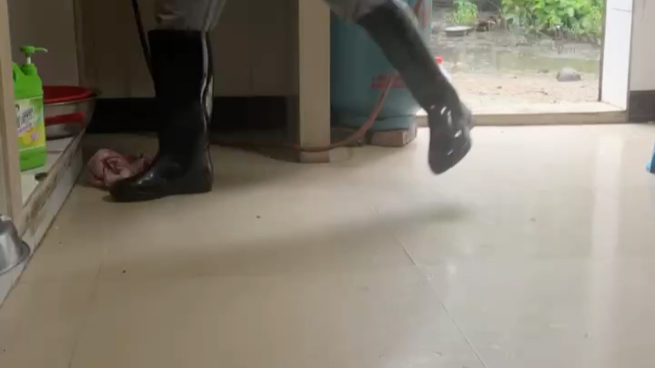穿雨靴在厨房干活