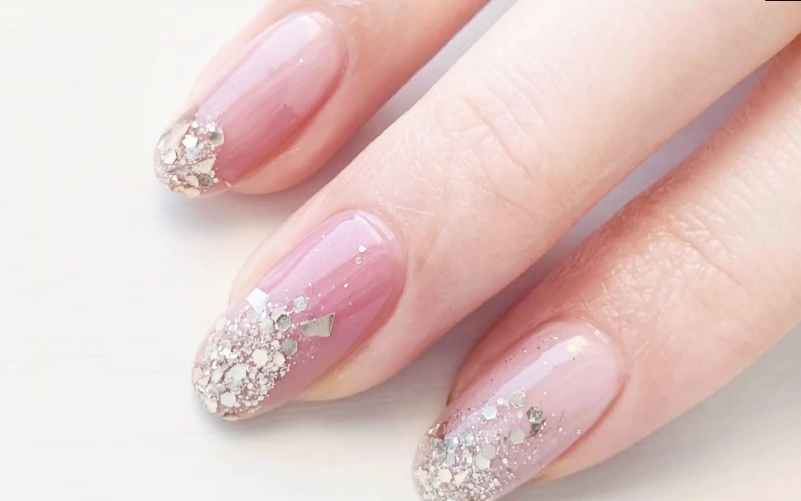 美甲:粉色系甲油与金片的完美碰撞,温柔仙女系美甲!