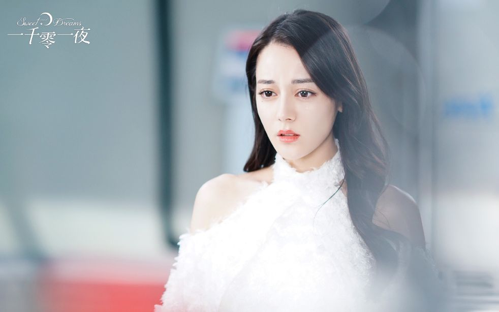 迪丽热巴和泰国男星son同台颁奖!迪丽热巴害羞偷笑,太可爱了