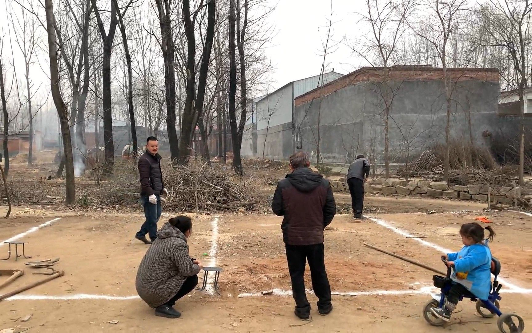 [图]景辉家搭建库房第3天，挖坑埋铁爪，混泥土浇灌，房子牢固全靠它