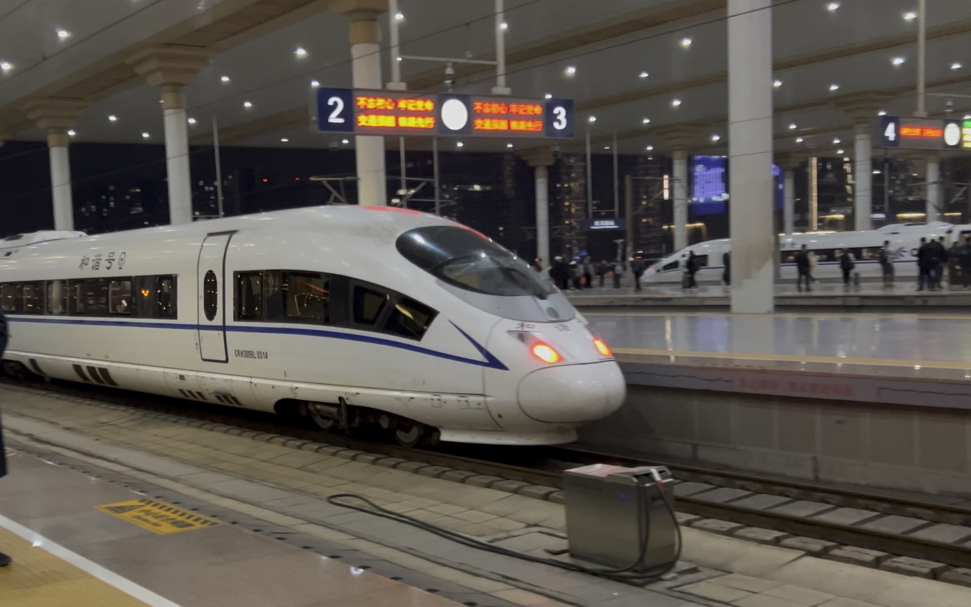 某crh380b南京南站出站
