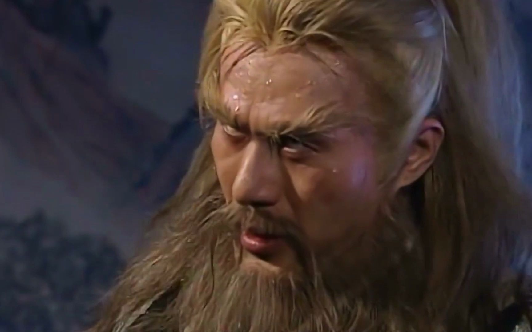 倚天屠龙记:谢逊醉酒发疯找成昆,差点被周芷若杀了,幸好成昆及时出现