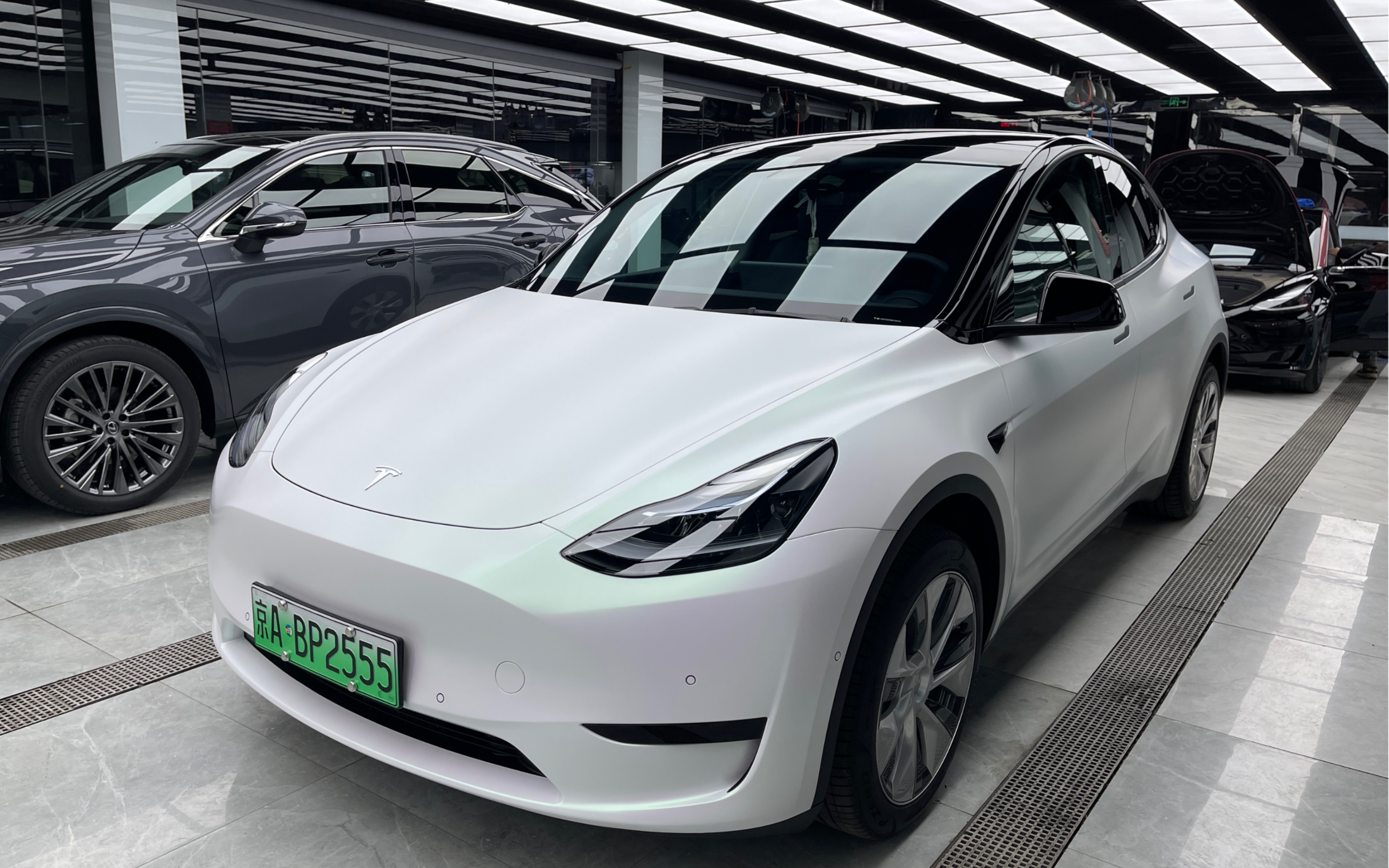 特斯拉modely车身改色哑面曙光白