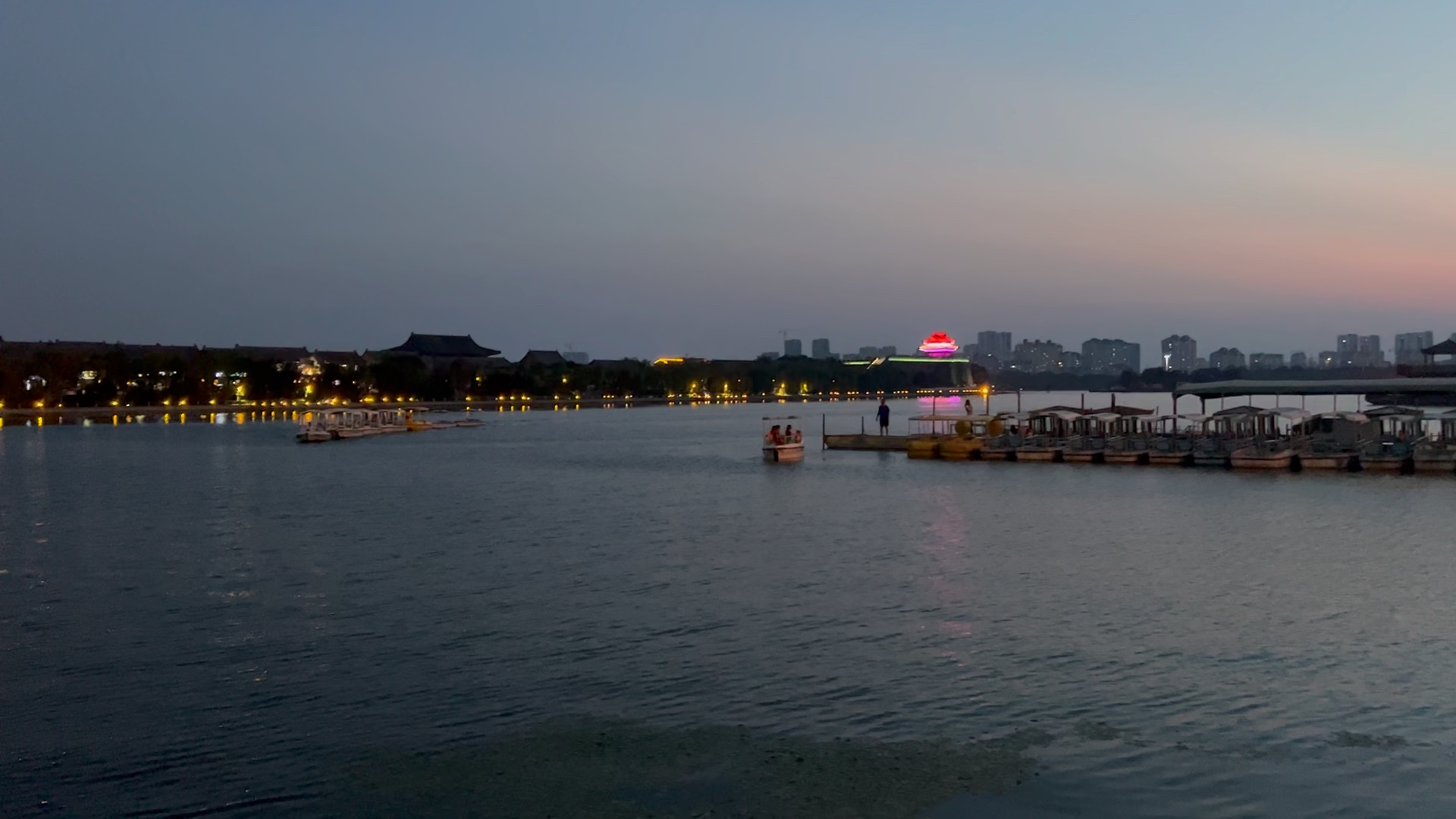 聊城东昌湖夜景图片