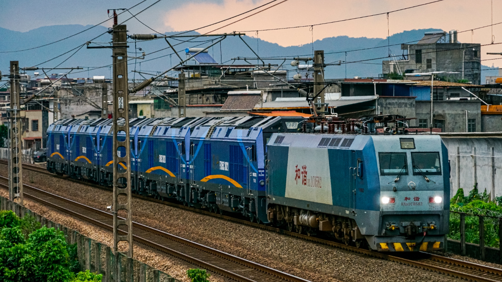 广铁集团第一批戚墅堰新造的fxn5c内燃机车回送通过河源.