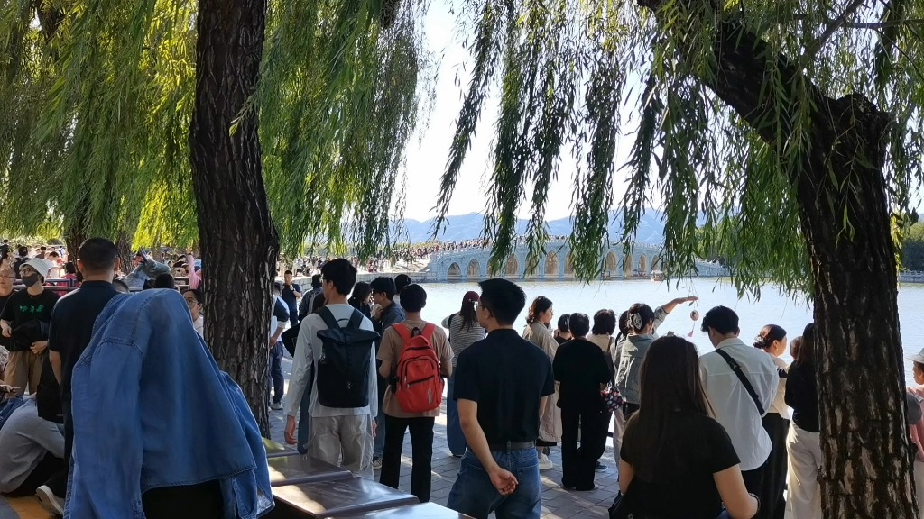 “十一”当天北京颐和园进门处排4路长队，进园后也是人山人海。好在颐和园够大，只要往边缘走，人就少很多。为防止大家对北京形成拥堵印象，特