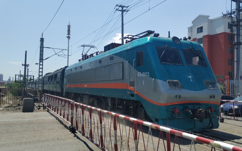 【锦承线】恢复开行的k1259次锦州至满洲里通过松坡路道口