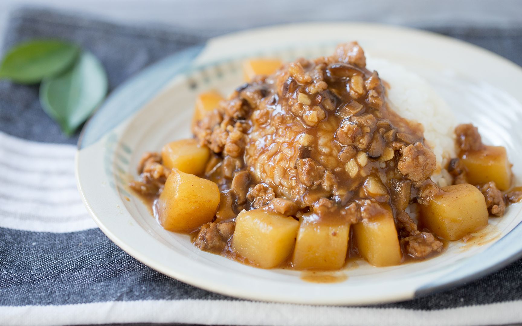 【土豆香菇肉酱饭】一招就能让米饭喷喷香,顿时食欲大开!