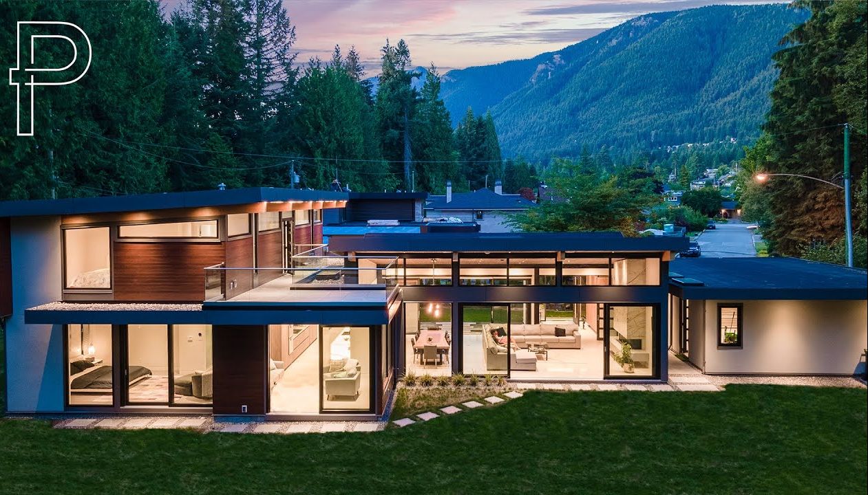 在加拿大北温哥华的一座有着迷人自然环境的现代别墅