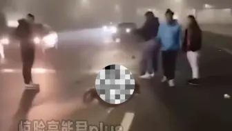 男子带女友开车时"开车"结果撞车，裤子都没来得及提上...