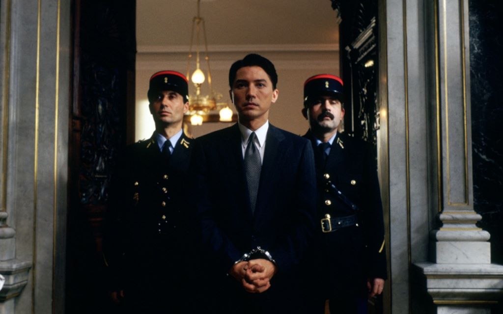 尊龙恢复男装曾经满屏弹幕的电影蝴蝶君之庭审现场