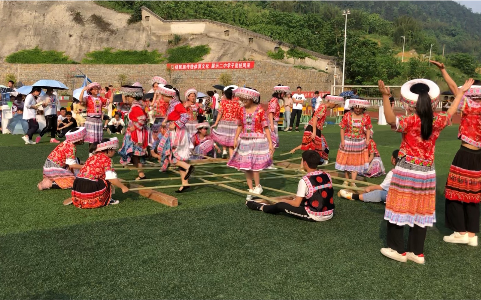 苗族孩子们竹竿舞