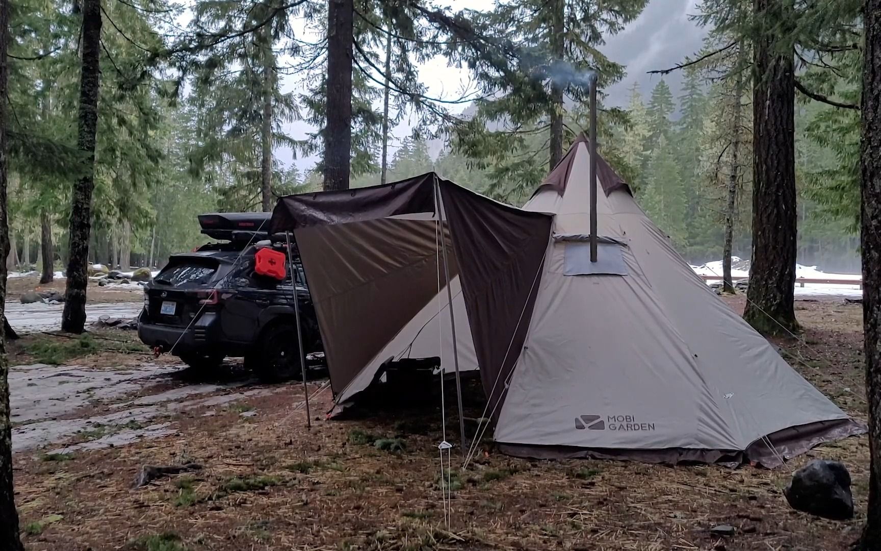 冬雨中独自露营 热帐篷 斯巴鲁 内陆荒野 露营