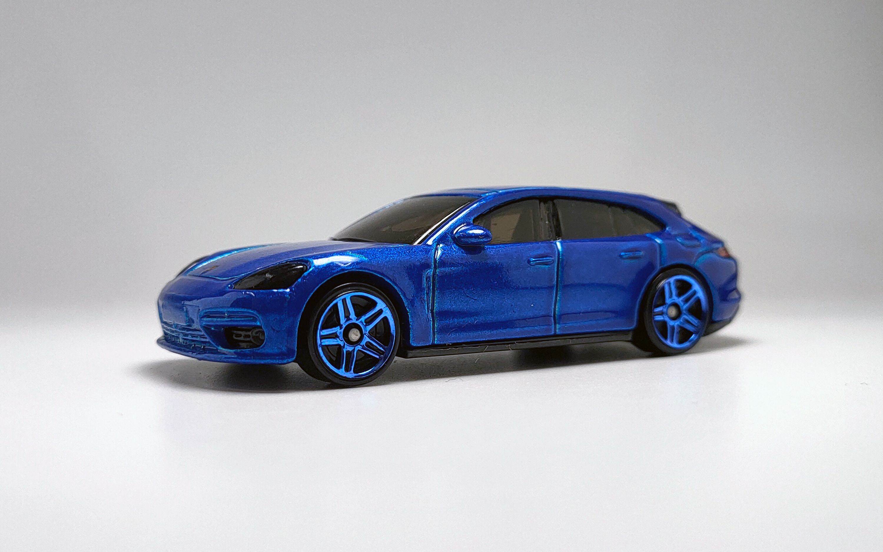 一分钟玩具开盒-风火轮普卡保时捷帕拉梅拉开盒把玩评测_哔哩哔哩