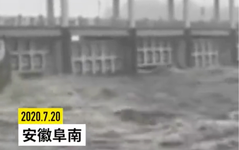 [图]7月20日，安徽阜南，受强降雨影响，安徽淮河干流王家坝段超出保证水位，王家坝闸启动开闸放水，蒙洼蓄洪区启用，蓄洪区内4个乡镇、2千余居民连夜撤离。