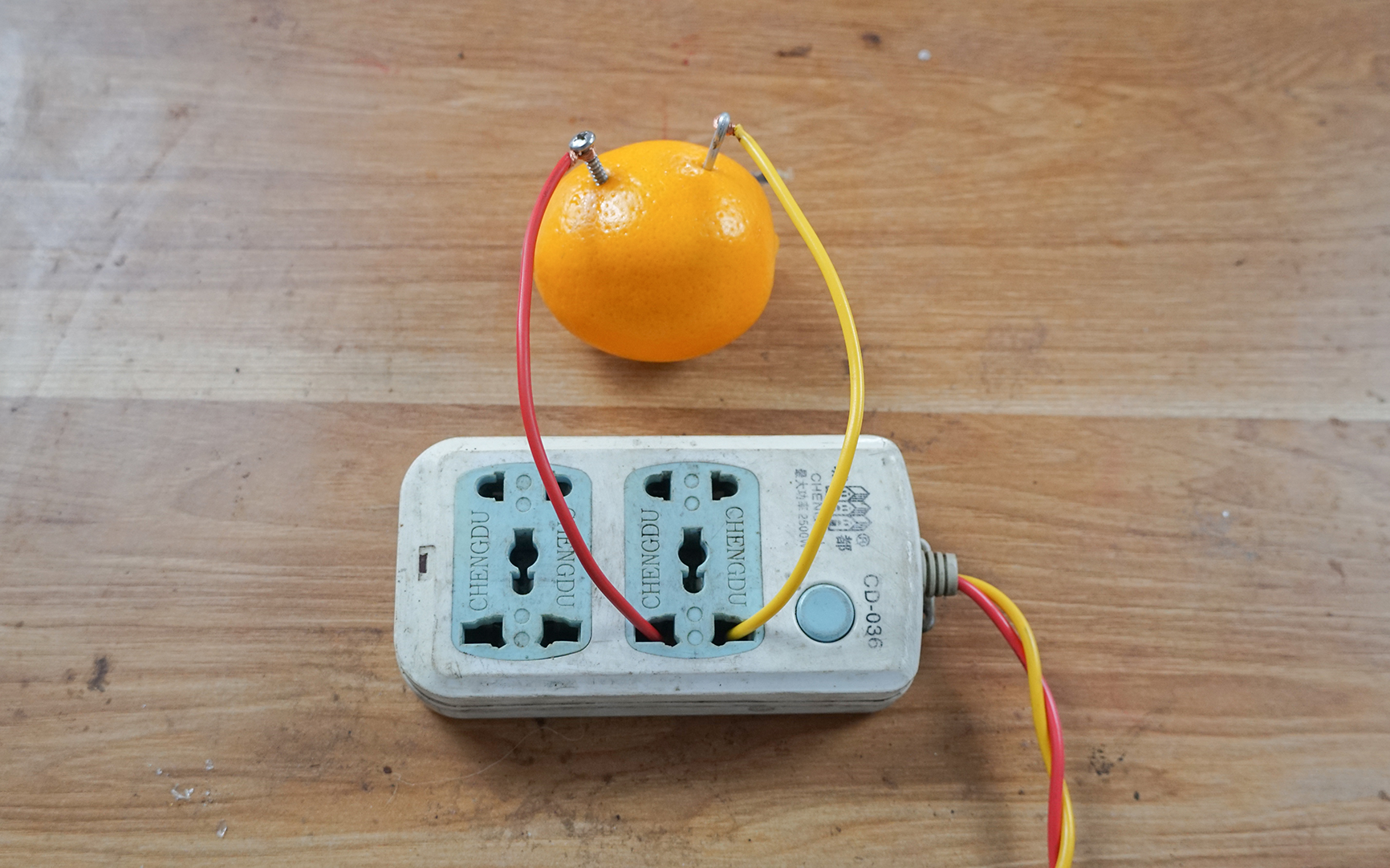 给"柠檬电池"通上220v交流电,会发生什么呢?