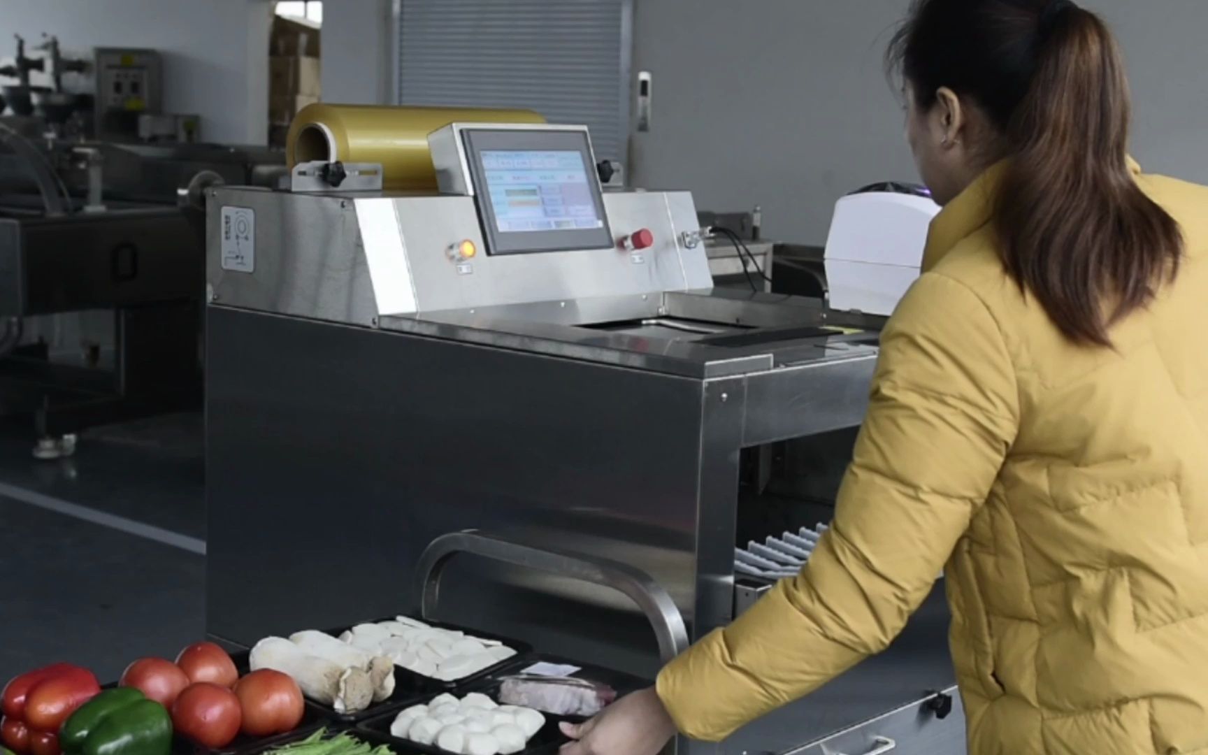 商超覆膜包装机,自动称重保鲜膜包装机器